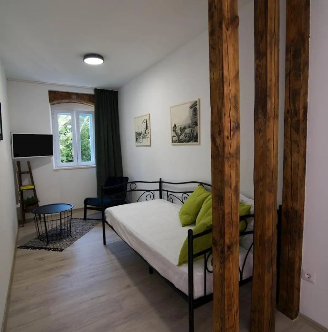 Schoene Wohnung In Veli Losinj Mit Garten