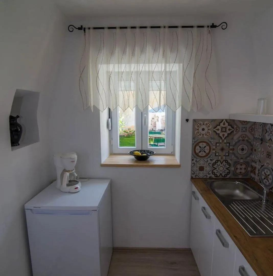 Schoene Wohnung In Veli Losinj Mit Garten Croatia